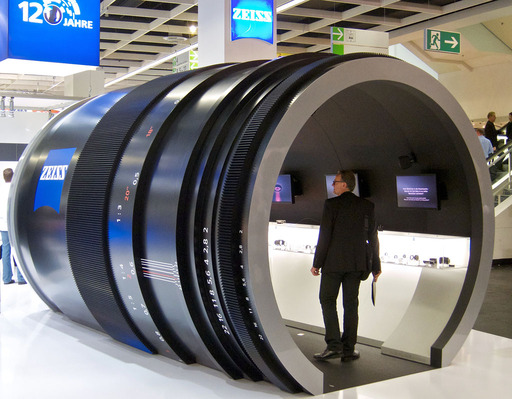 giant_zeiss_lens.jpg