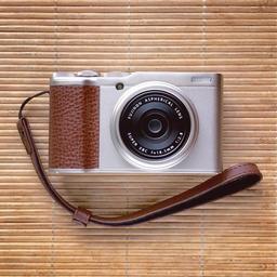 Fuji-XF10-front.jpg